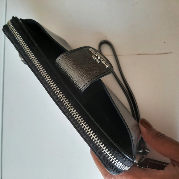 Coach Zipper Around Wallet - Picture 8 of 11